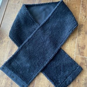 Lululemon customizable snap scarf fleece